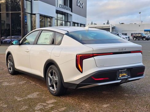 New 2025 Kia K4 LXS image 3