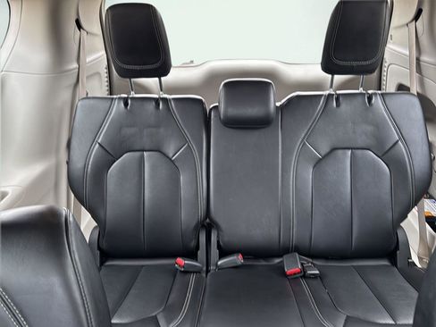 Used 2024 Chrysler Pacifica Touring-L image 22