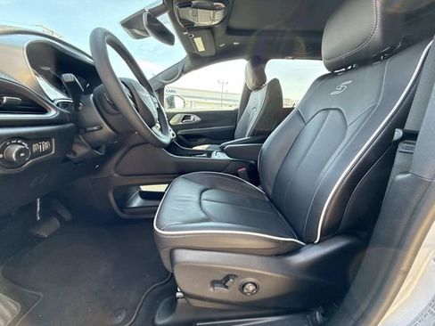New 2026 Chrysler Pacifica Limited FWD image 8