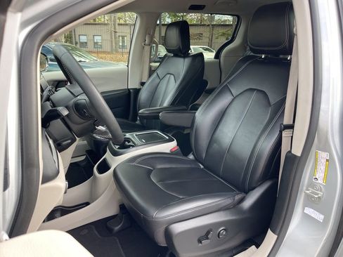 Used 2024 Chrysler Pacifica Touring-L image 20