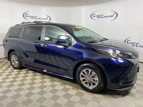 Used 2025 Toyota Sienna XLE w/ XLE Plus Package image 1