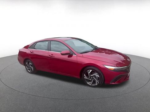Used 2025 Hyundai Elantra SEL FWD image 2