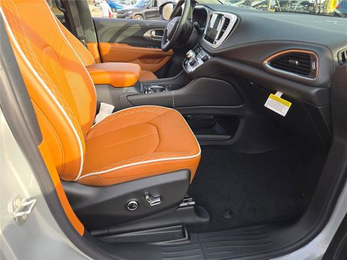 New 2026 Chrysler Pacifica Pinnacle image 6