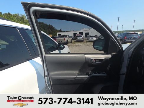 Used 2018 Toyota Tacoma TRD Off-Road w/ Technology Package AWD/4WD image 8