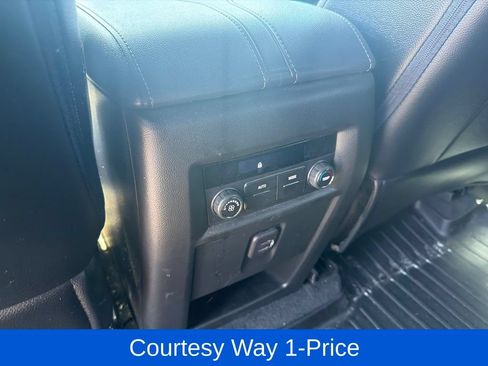 Used 2023 Chevrolet Traverse LT FWD image 13
