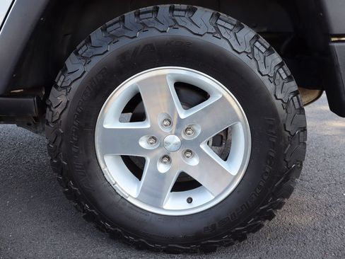 Used 2007 Jeep Wrangler Unlimited Rubicon w/ Dual Top Group AWD/4WD image 40