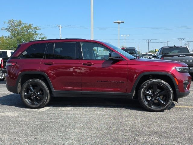 Used 2023 Jeep Grand Cherokee Limited w/ Black Appearance Package AWD/4WD image 8