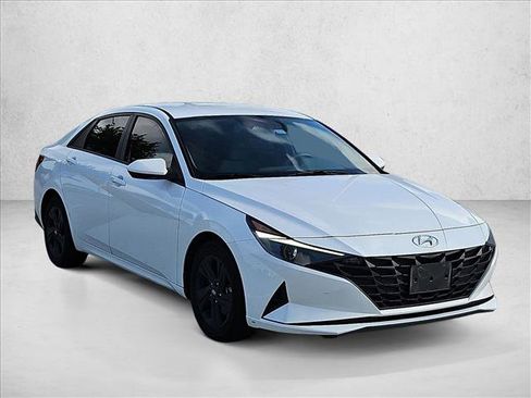 Used 2023 Hyundai Elantra SEL w/ Preferred Accessory Package FWD image 3