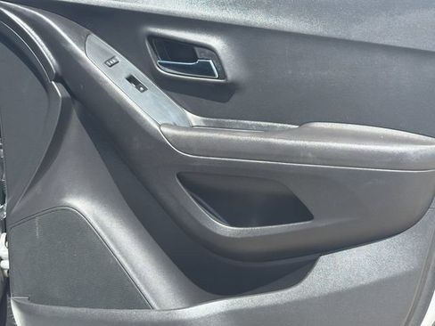 Used 2019 Chevrolet Trax LT w/ LT Convenience Package FWD image 17