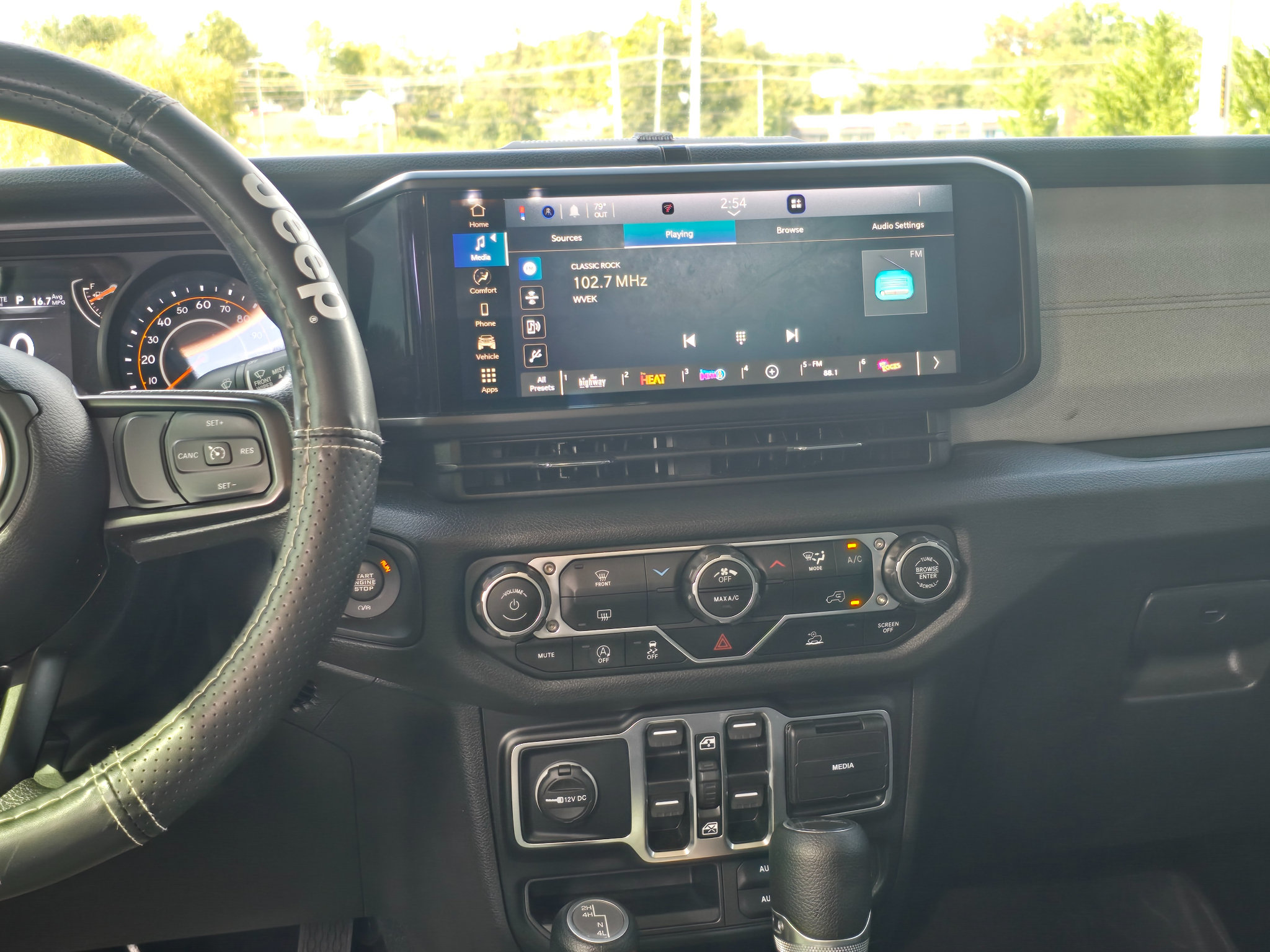 Used 2025 Jeep Gladiator Sport AWD/4WD image 17