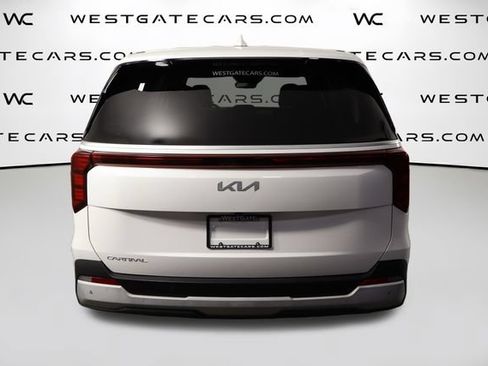 Used 2025 Kia Carnival FWD image 4