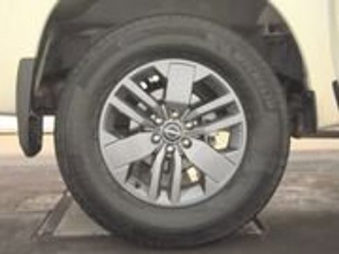 Used 2025 Nissan Frontier SV w/ SV Convenience Package RWD image 4