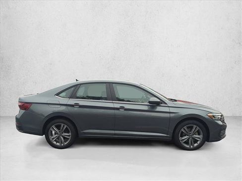 Used 2024 Volkswagen Jetta SE image 4