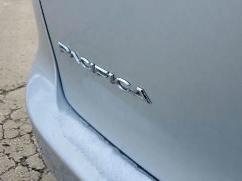 Certified 2024 Chrysler Pacifica Touring-L image 30