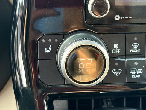Used 2020 Toyota Highlander XLE AWD/4WD image 31