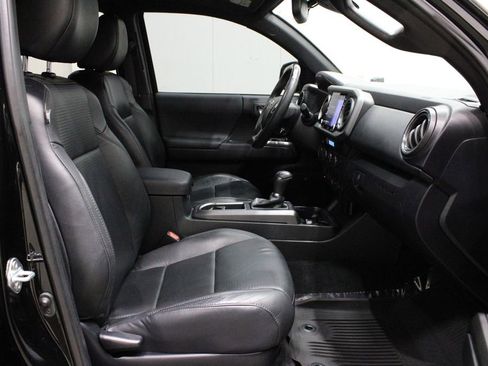 Used 2021 Toyota Tacoma TRD Sport w/ TRD Premium Sport Package AWD/4WD image 18
