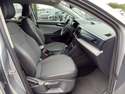 Used 2023 Volkswagen Taos SE w/ Panoramic Sunroof Package FWD image 15