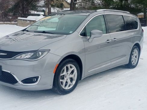 Used 2018 Chrysler Pacifica Touring-L Plus w/ Tire & Wheel Group image 3
