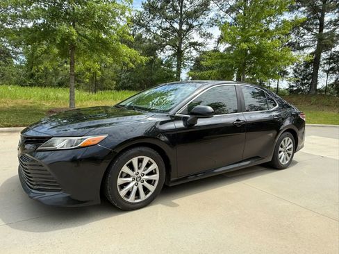 Used 2019 Toyota Camry LE FWD image 4