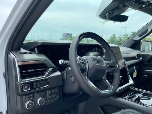 New 2026 GMC Yukon Denali w/ Denali Reserve Package AWD/4WD image 9