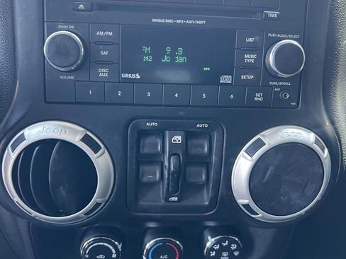 Used 2015 Jeep Wrangler Unlimited Sahara w/ Connectivity Group AWD/4WD image 11