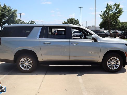 Used 2025 Chevrolet Suburban LT RWD image 2