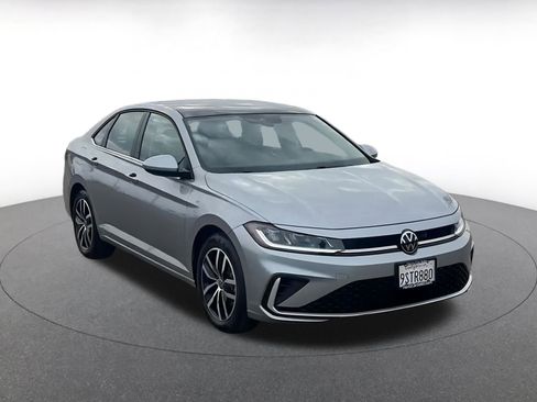 Used 2025 Volkswagen Jetta SE image 3