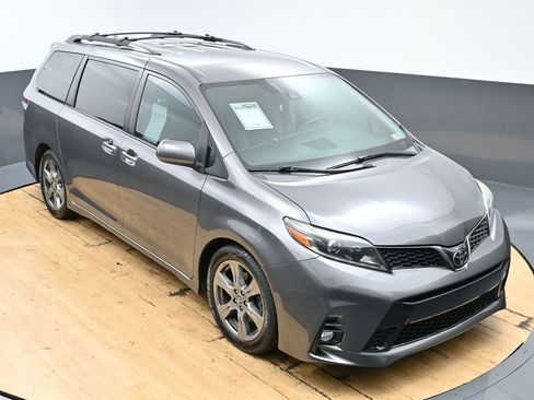 Used 2018 Toyota Sienna SE FWD image 40