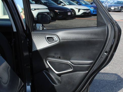 Used 2025 Kia Soul LX w/ LX Technology Package FWD image 12