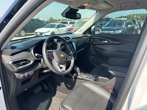Used 2021 Chevrolet TrailBlazer LT w/ Premium Seating Package FWD image 12