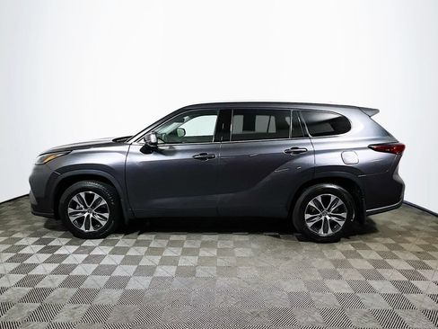 Used 2022 Toyota Highlander XLE AWD/4WD image 4