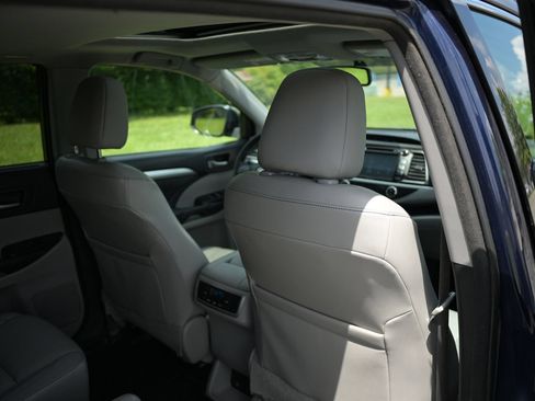 Used 2015 Toyota Highlander XLE AWD/4WD image 46