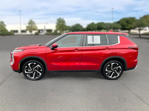 Used 2023 Mitsubishi Outlander SE image 3