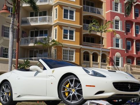 Used 2014 Ferrari California RWD image 1