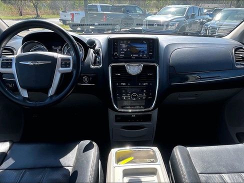 Used 2015 Chrysler Town & Country Touring-L w/ Driver Convenience Group image 12