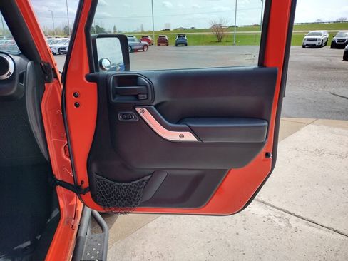 Used 2015 Jeep Wrangler Unlimited Rubicon w/ Connectivity Group AWD/4WD image 28