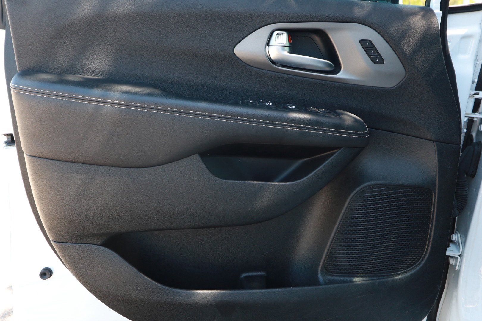 Used 2025 Chrysler Pacifica Select FWD image 20
