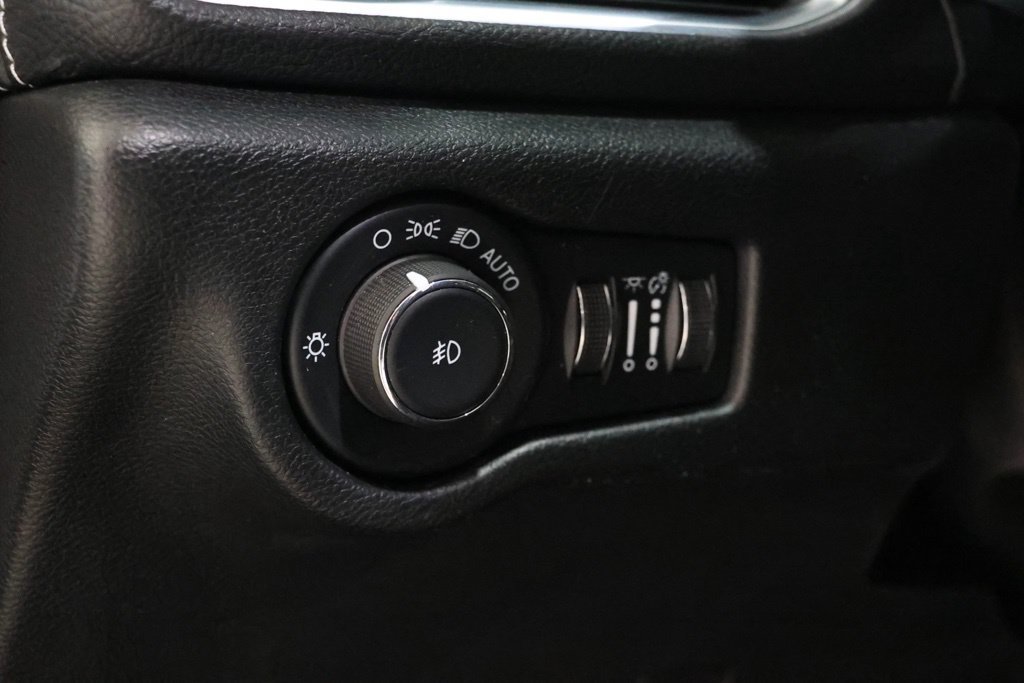 Used 2025 Chrysler Pacifica Limited FWD image 19