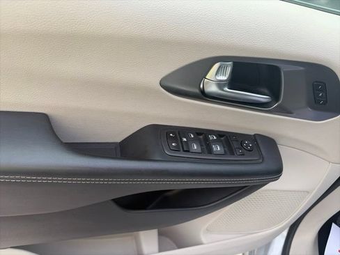 Used 2023 Chrysler Pacifica Touring-L FWD image 16