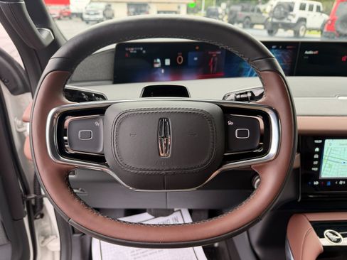 Used 2025 Lincoln Navigator Reserve AWD/4WD image 16