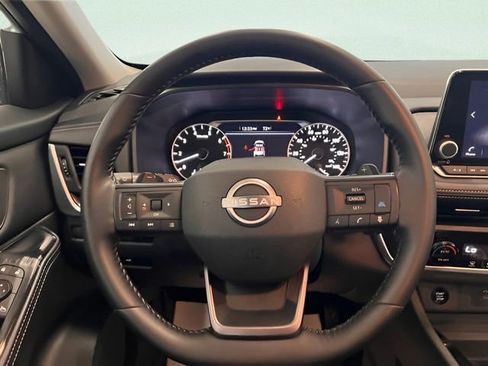 Used 2025 Nissan Rogue SV AWD/4WD image 9