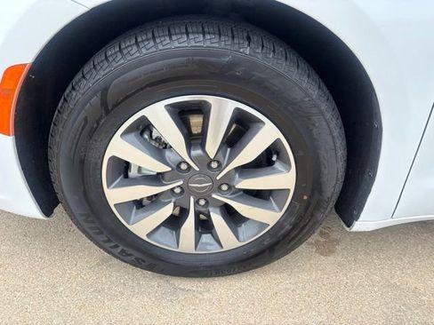 Used 2023 Chrysler Pacifica Touring-L FWD image 12