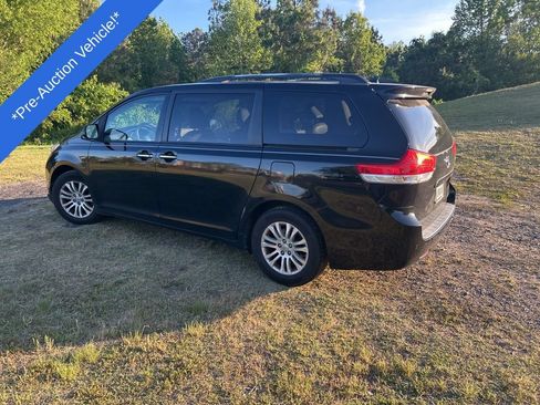 Used 2011 Toyota Sienna XLE w/ Premium Pkg FWD image 4