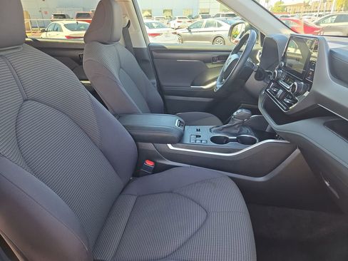 Used 2025 Toyota Highlander LE image 10