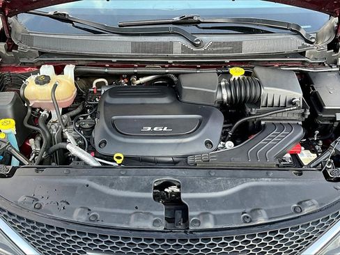 Used 2018 Chrysler Pacifica Touring-L image 28