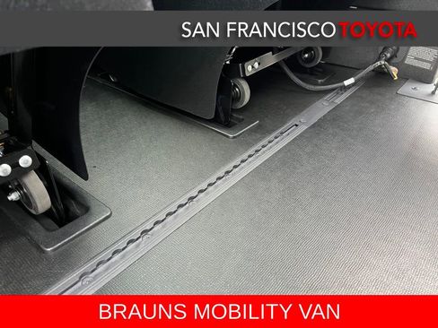 Used 2025 Toyota Sienna XLE image 25