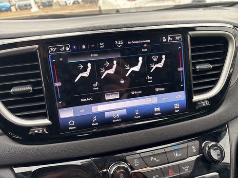 Used 2025 Chrysler Pacifica Select image 14