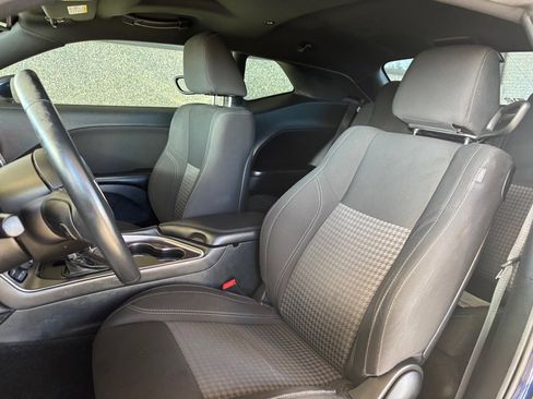 Used 2015 Dodge Challenger SXT image 6