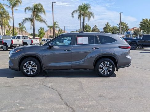 Used 2024 Toyota Highlander XLE AWD/4WD image 8