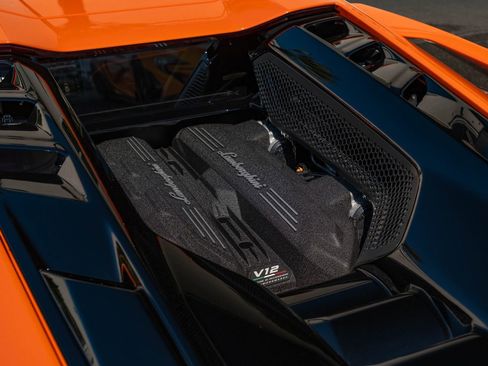 Used 2025 Lamborghini Revuelto image 31